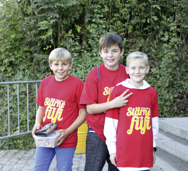 Kinder verkaufen Lose an der Gewerbeausstellung in Beromünster