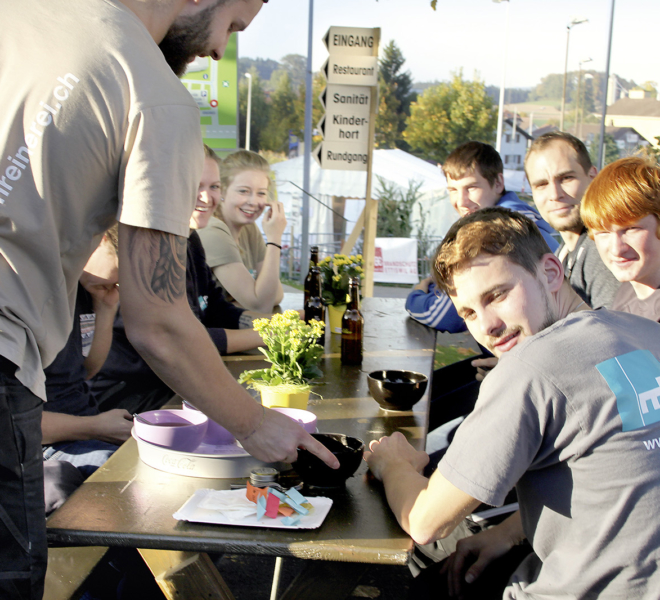 Mitarbeiter machen Pause an der Gewerbeausstellung in Beromünster