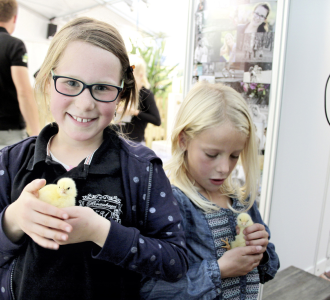 Begeisterte Kinder an der Gewerbeausstellung in Beromünster