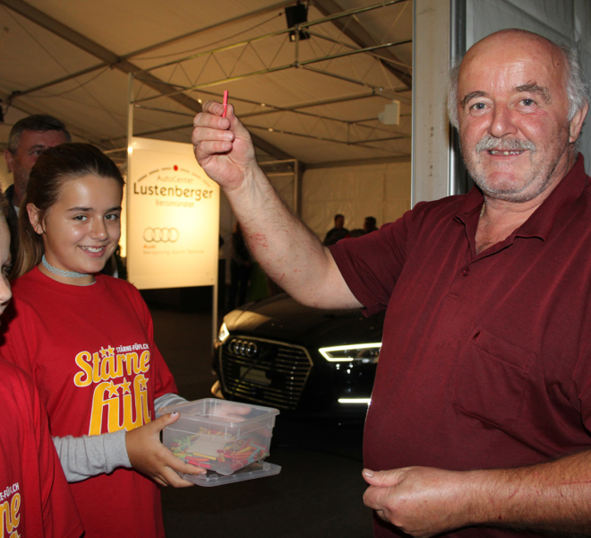 Kinder verkaufen Lose an der Gewerbeausstellung Stärne Füfi in Beromünster