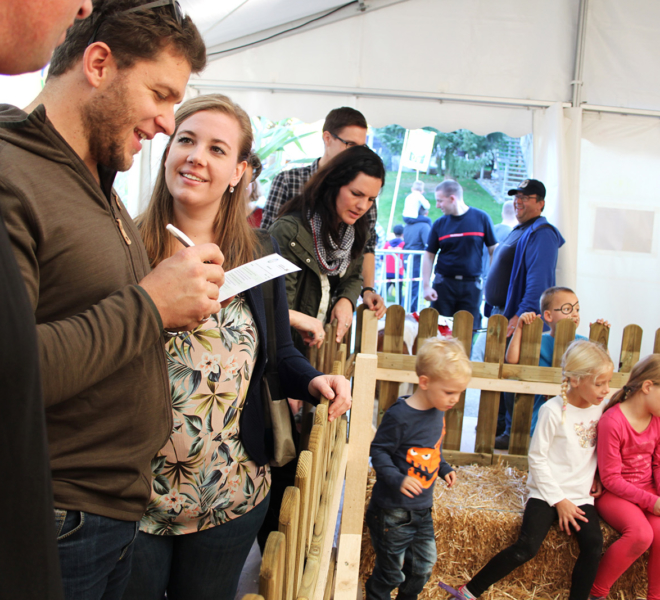 Interessierte Besucher an der Gewerbeausstellung Stärne füfi in Beromünster