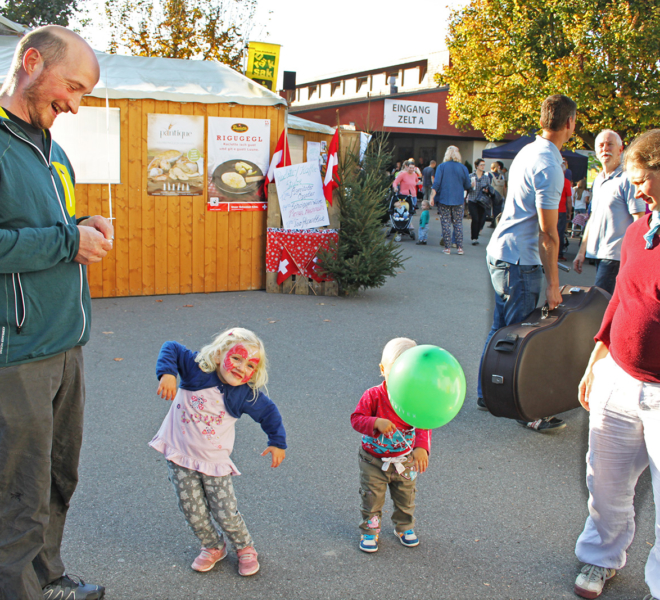 Gross und Klein haben Spass an der Gewerbeausstellung Stärne füfi in Beromünster