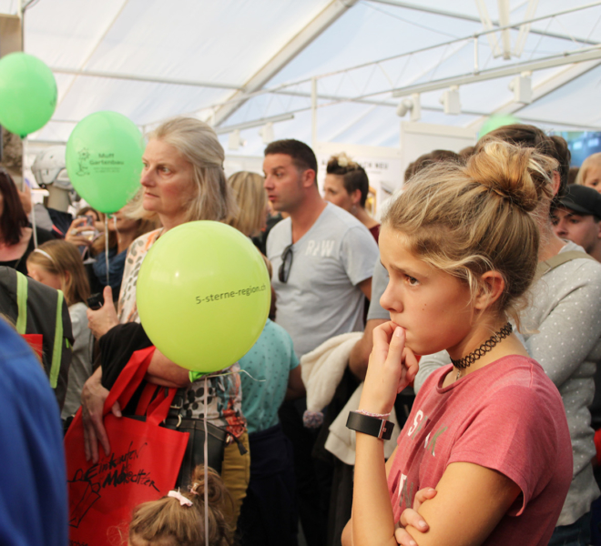 Interessierte Zuschauer an der Gewerbeausstellung Stärne füfi in Beromünster