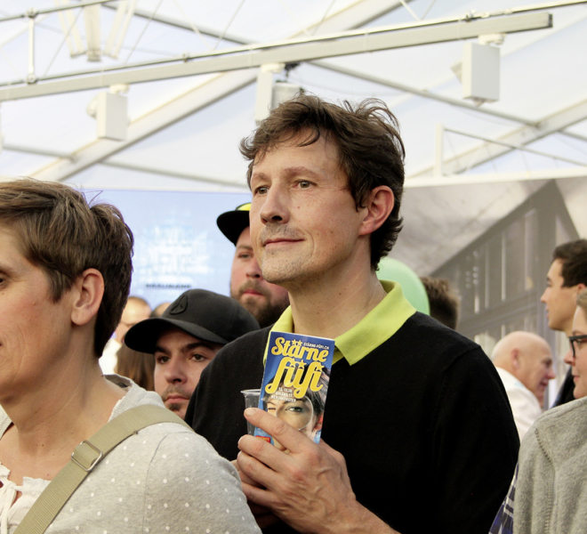 Interessierte Zuhörer an der Gewerbeausstellung Stärne füfi in Beromünster