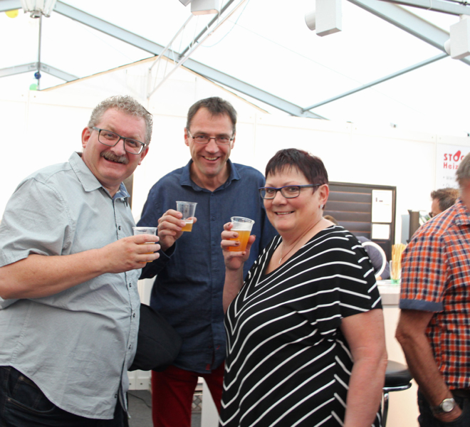 Anstossen an der Gewerbeausstellung Stärne füfi in Beromünster