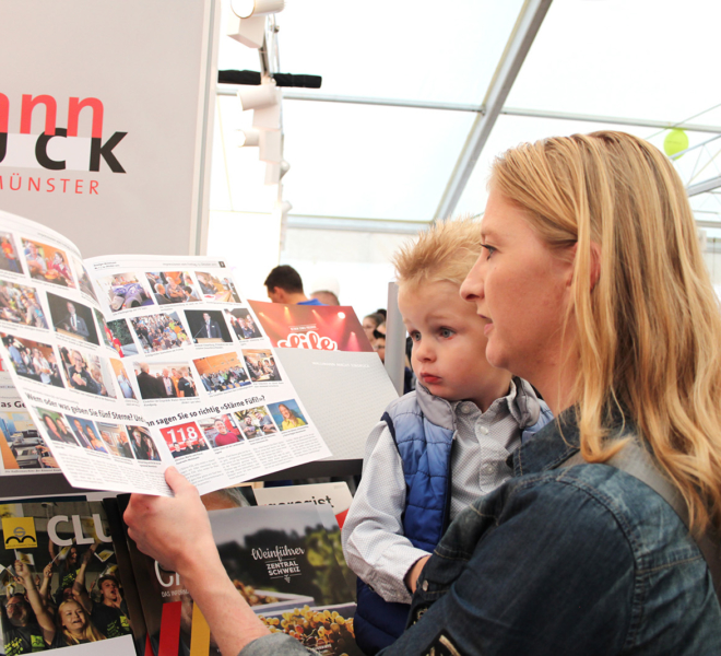 Interessierte Besucher an der Gewerbeausstellung Stärne füfi in Beromünster