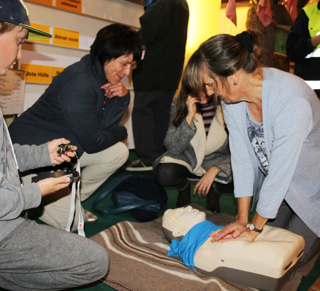 Frau lernt Herzmassage an der Gewerbeausstellung Stärne füfi in Beromünster