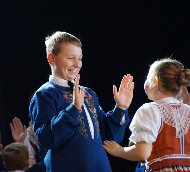 Die Trachtengruppe Gunzwil tanzt an der Gewerbeausstellung Stärne füfi in Beromünster