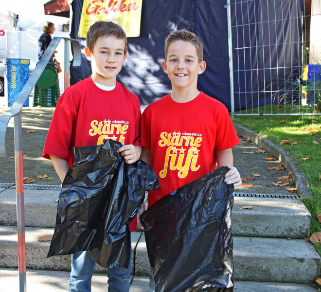Kinder sammeln Abfall an der Gewerbeausstellung Stärne füfi in Beromünster