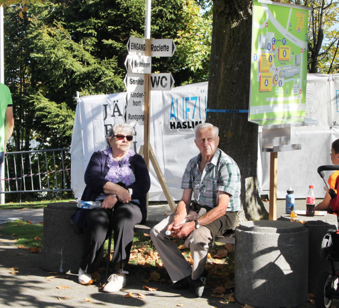 Kleine Pause im Schatten an der Gewerbeausstellung Stärne füfi in Beromünster