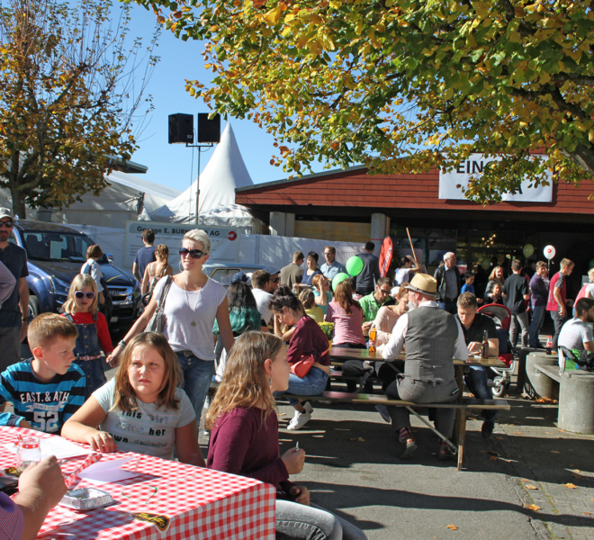 Viele Gäste geniessen die Sonne und ein Kafi an der Gewerbeausstellung in Beromünster