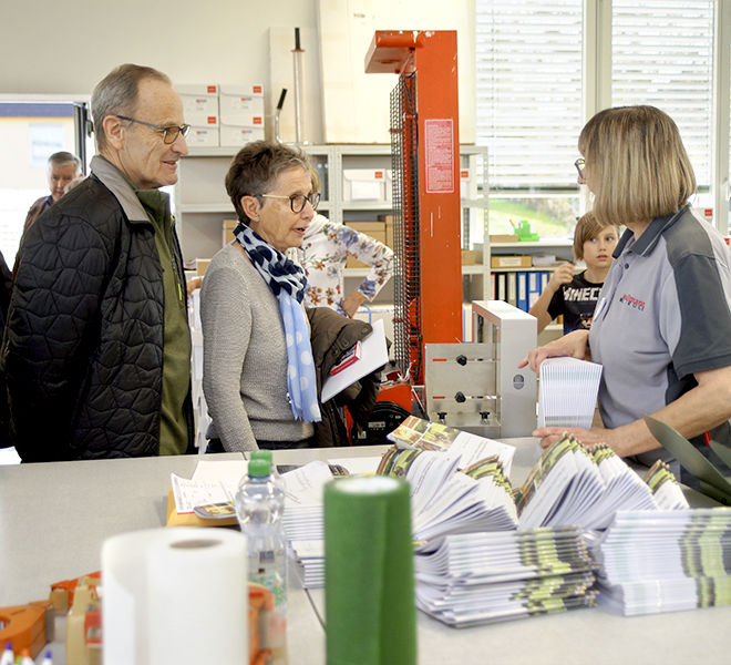 Margrit Rinert, Printmedienverarbeiterin im Gespräch mit Besucher.