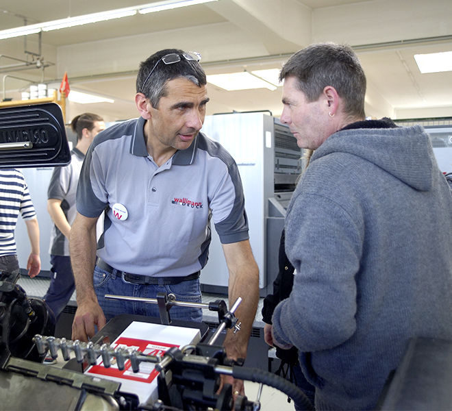Daniel Arnold stanzt die einzelnen Jasskartensets aus.