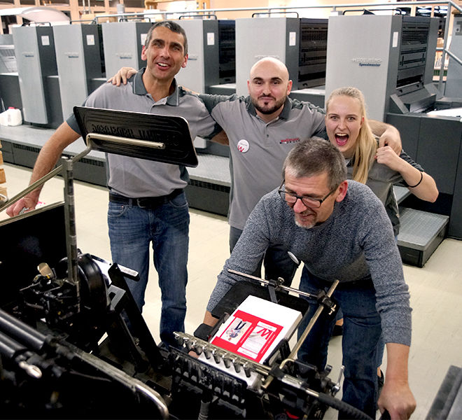 Das Team von Wallimann Druck und Verlag AG in feier Laune.