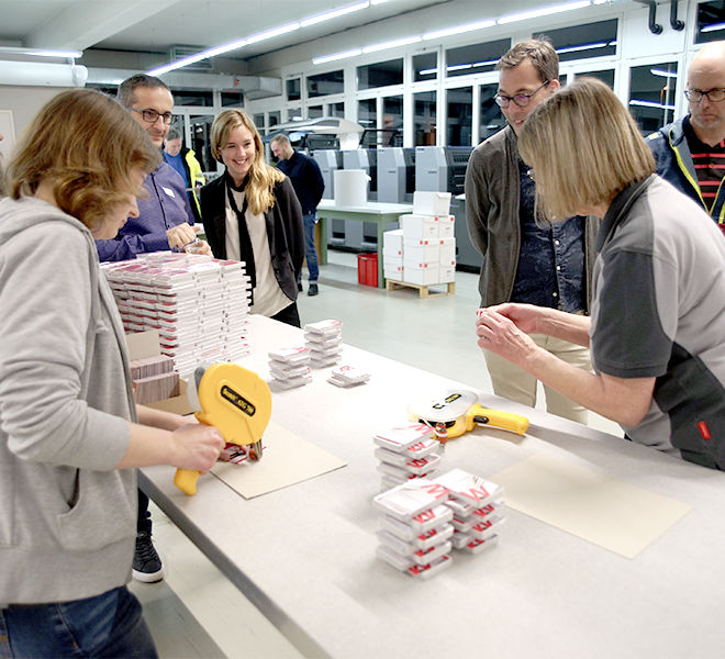 Wallimann Druck und Verlag AG feiert ihr 111-Jahr-Jubiläum mit vielen Gästen und alle erhielten ihr persönliches Jasskartenset.