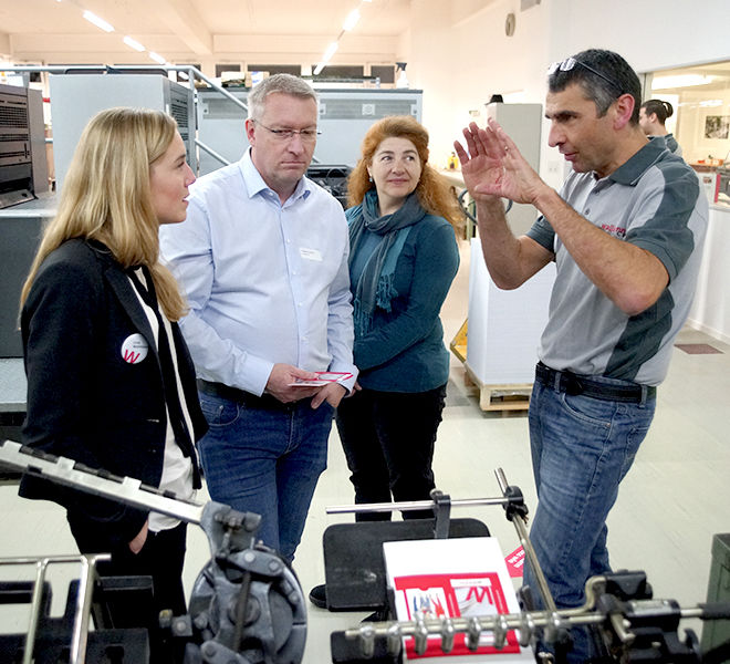 Daniel Arnold erklärt die Maschine Heidelberger, welche die Stanzung vornimmt.