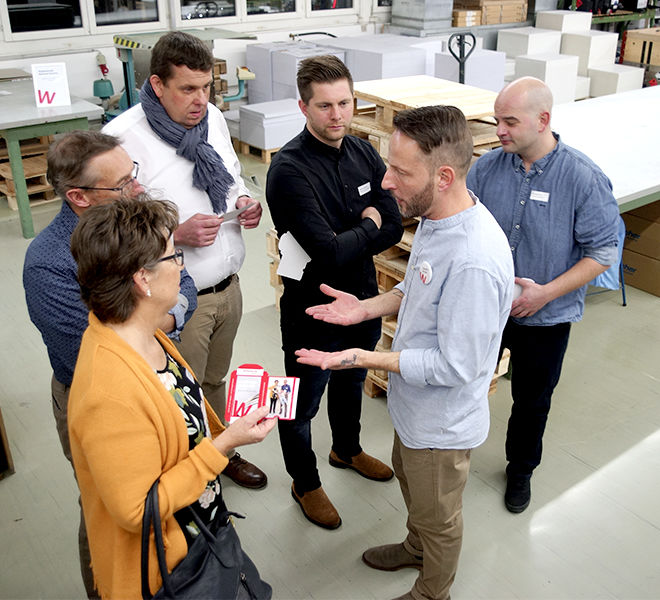 Valentin Schuler führt die Gäste durch den Betrieb von Wallimann Druck und Verlag AG.