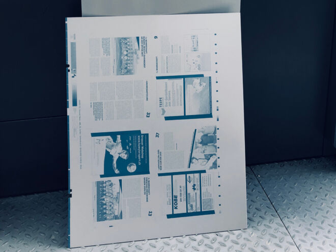 Die Druckplatten vom FCG News werden in die Offsetdruckmaschine von der Wallimann Druck und Verlag AG eingespannt.