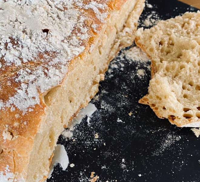 Knuspriges Brot von der Ferren Mühle mit selber produziertem Mehl.