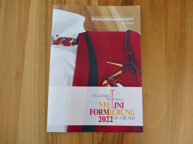 Cover Sponsoringbroschüre "Neuuniformierung" von der Feldmusik Buttisholz in moderner Gestaltung.