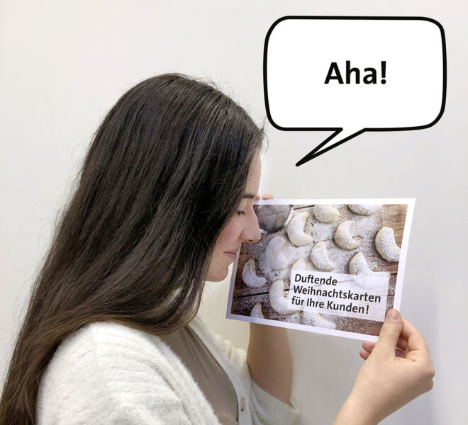 Ramona Troxler richt an der Duftkarte von Wallimann Druck und Verlag AG.