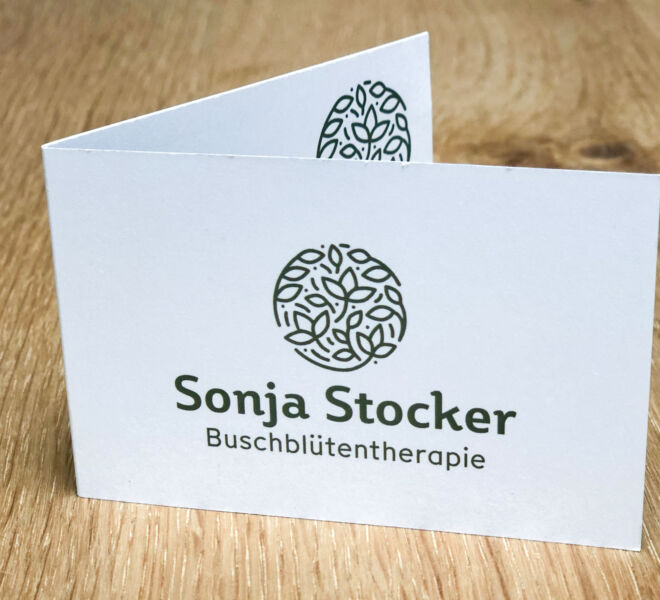Klappvisitenkarte mit dem Logo von Sonja Stocker Buschblütentherapie.