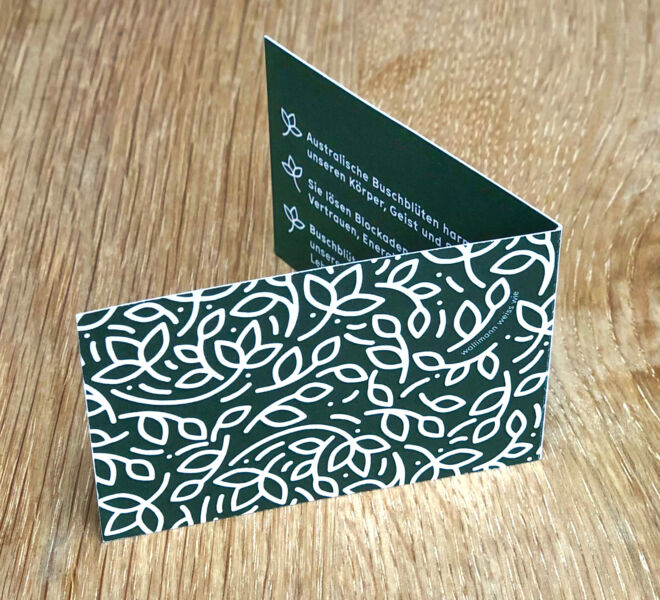 Klappvisitenkarte mit Blütenmuster von Buschblüthentherapie