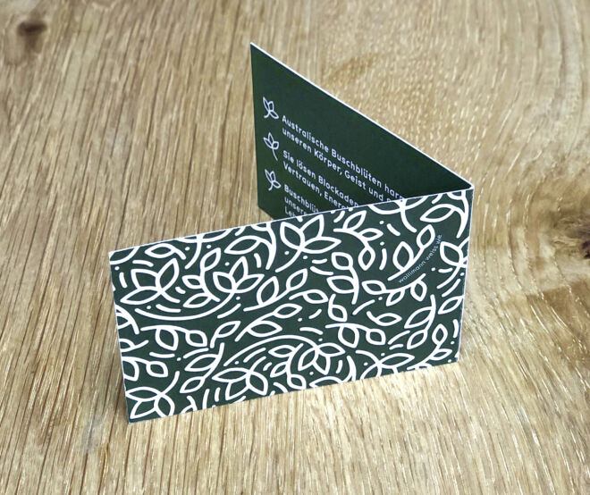 Klappvisitenkarte mit Blütenmuster von Buschblüthentherapie