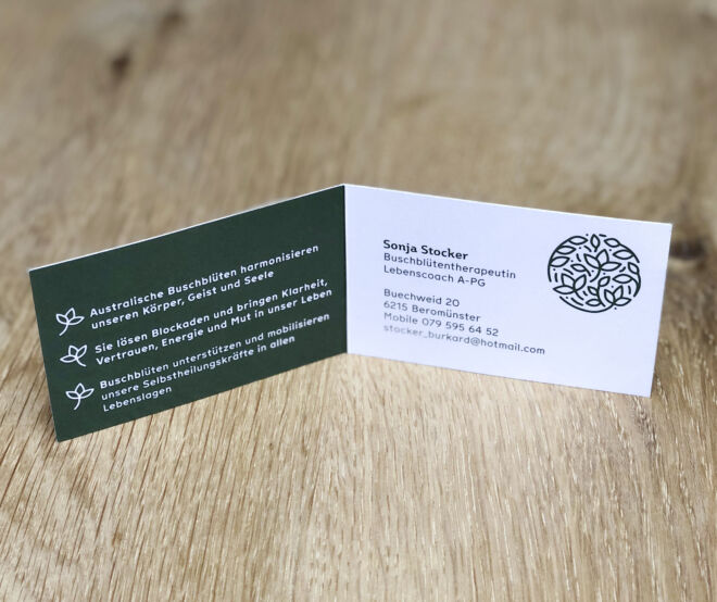 Klappvisitenkarte in Grün mit Angebot von Buschblüthentherapie