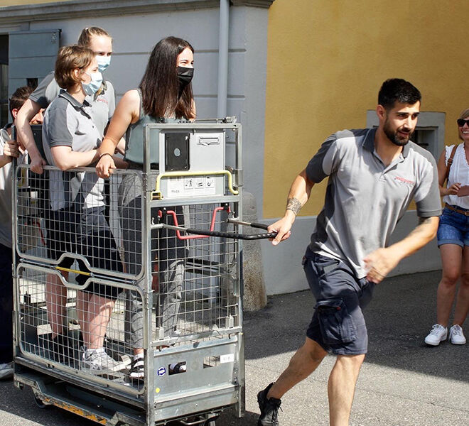 Auf dem Weg zum Brunnen mit vollem Köfpereinsatz.